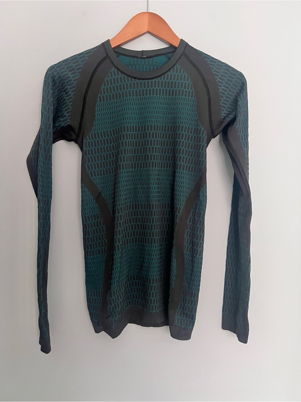 Lululemon About That Base Long Sleeve
Black / Forage Teal Size 4